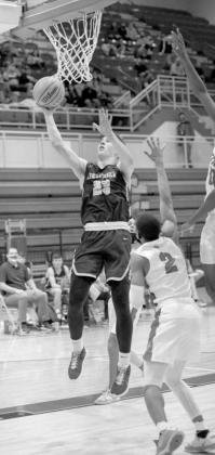 CARL ALBERT defenders can’t close in fast enough on Kingfisher’s Matthew Stone during the Jackets’ 5647 win last Friday. Stone scored 13 points and had eight rebounds against Class 5A’s #1 team. [Photo by Kaillin St Cyrikoww.icaillinstcylphotograp Unexpected Clash of the Titans