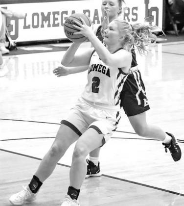 Lomega gets homecoming sweep