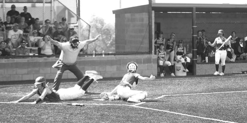 KINGFISHER TEAMMATES wait at home plate for the arrival of Kendall Farrar (3) after the freshman hit a tworun home run in the second inning of the Lady Jackets’ 10-0 win against Piedmont JV in the finals of the Highway 33 Classic. Later in the game, Lil Champions Again