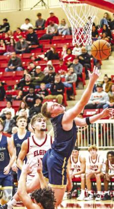 HAYES WHITE puts up a shot during Kingfisher’s game at Elgin. The senior poured in 21 points in the Jackets’ victory. [Photo by Chris Simon/www.simon-sports-photos.smugmug. com]