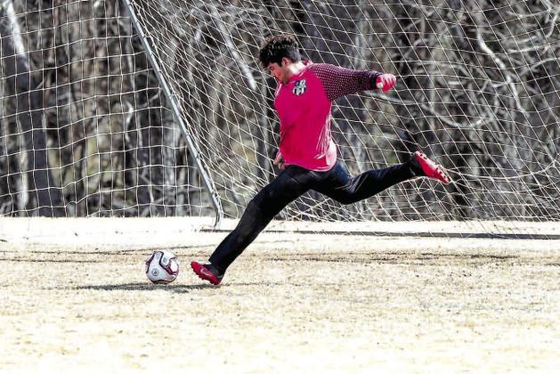 KINGFISHER KEEPER Diego Muñoz had 10 saves in the Yellowjackets’ 1-0 win last Thursday against Harding Charter. Among the saves was a penalty kick in the first half. He’s got 64 saves on the season. [Photo by Chris Simon/www. simon-sports-photos.smug Muñoz delivers shutout for Jackets