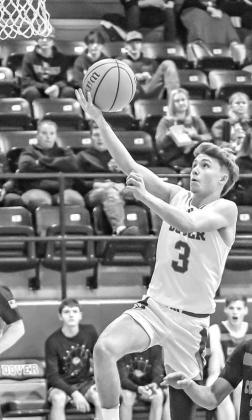 JONAH PENDERGRAFT scored 21 points Monday as Dover downed Wilson (Henryetta) to win a Class B regional title in Earlsboro. [Photo by Chris Simon/www.simon-sports-photos. smugmug.com]