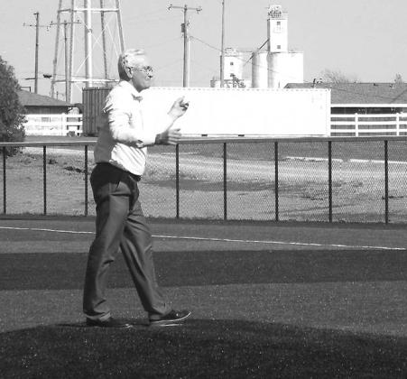 Okarche celebrated its baseball seniors prior to the fi nal regular season home game on April 17. Guests of honor included State Sen. Jack Stewart (R-Yukon) and Sen. Darcy Jech (R-Kingfi sher). Jech is pictured on the left throwing out a ceremonial fi rst pitch prior to the Warriors’ 15-0 win over Watonga. Pictured on the right are, from left: Stewart, Okarche seniors Landon Goble, Landon Weeres and Jake Hendrickson, and Jech.