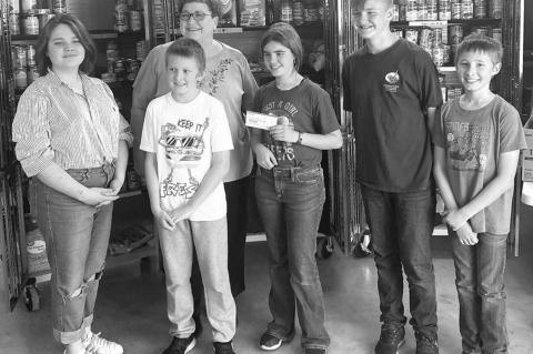 Lomega 4-H donates to local food pantry