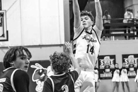HAYES WHITE scored 24 points in Kingfisher’s loss to Woodward in the boys’ tournament final on Saturday. [Photo by Chris Simon/www.simon-sports-photos.smugmug.com]