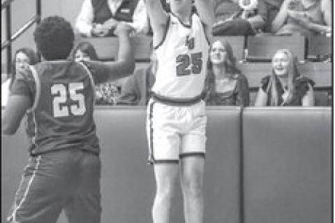 Marsh pours in 32 to lead Raider win