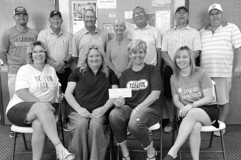 Golfers raise $7,500 for food bank