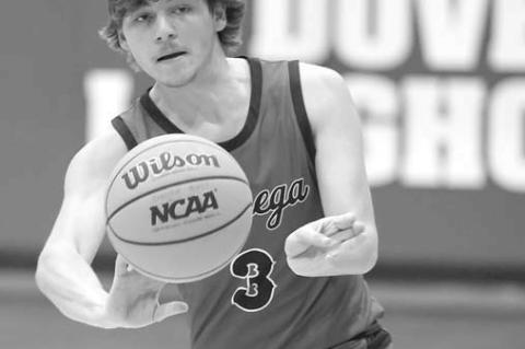 LOMEGA SENIOR Brenden Uhlenhake makes a pass during his team’s regional consolation championship win Saturday. [KT&amp;FP Staff Photo]