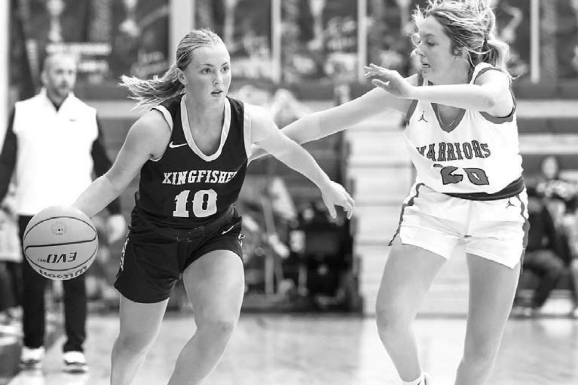KINGFISHER GUARD Reese Roof dribbles up the court during the Lady Jackets’ semifinal loss to Washington last Friday. The Lady Jackets came back to take third place in the tournament at Dale. [Photo by Russell Stitt/www.stitt.smugmug.com]