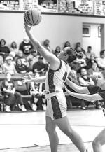 PAIGE WHEELER scored 18 points in Lomega’s regional championship win over Dover. [Photo by Chris Simon/www. simon-sports-photos.smugmug.com]