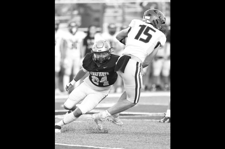 KHS SENIOR Izak Oaks chases down Pauls Valley’s Skeet Jolly during the Jackets’ 42-0 victory last Friday. [Photo by Chris Simon/www.simon-sports-photos.smugmug.com]