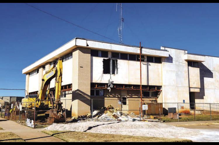 The final preparations to raze the Kingfisher County Courthouse Annex were being made late last week. The annex used to house the county health department and OSU Extension offices, but deteriorating conditions forced them to move out. The health departme