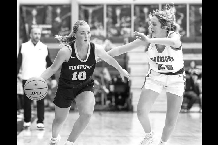 KINGFISHER GUARD Reese Roof dribbles up the court during the Lady Jackets’ semifinal loss to Washington last Friday. The Lady Jackets came back to take third place in the tournament at Dale. [Photo by Russell Stitt/www.stitt.smugmug.com]