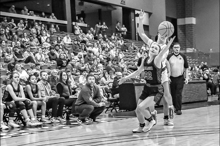 LOMEGA SENIOR Kate Myers (32) reaches for the ball during Lomega’s area consolation final against Leedey on Saturday. Leedey won 40-39 to eliminate the Lady Raiders from the playoffs. [Photo by Chris Simon/www.simon-sports-photos.smugmug. com]