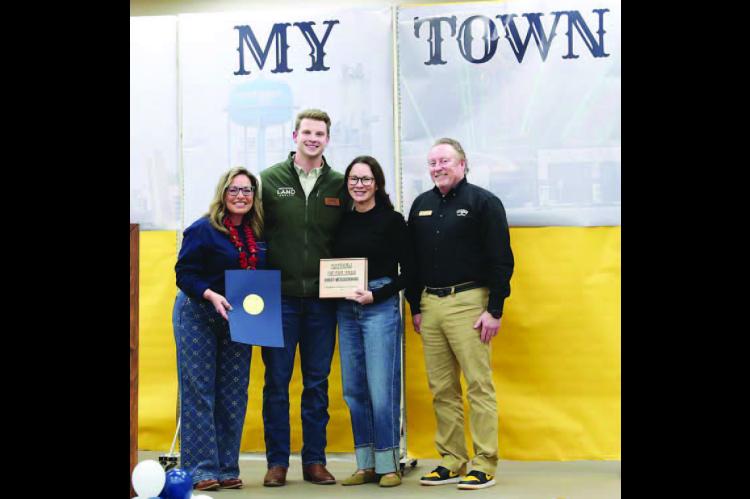 Chamber banquet draws hundreds