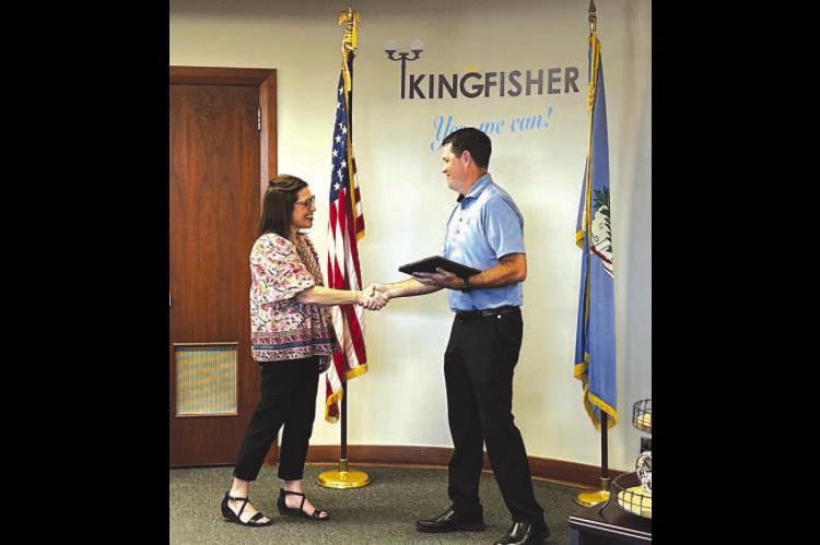 CITY ATTORNEY Jared Harrison, right, congratulates Tammy Sammons after she took the oath of office to fill a seat on the Kingfisher City Commission during Monday’s meeting. [Photo provided]