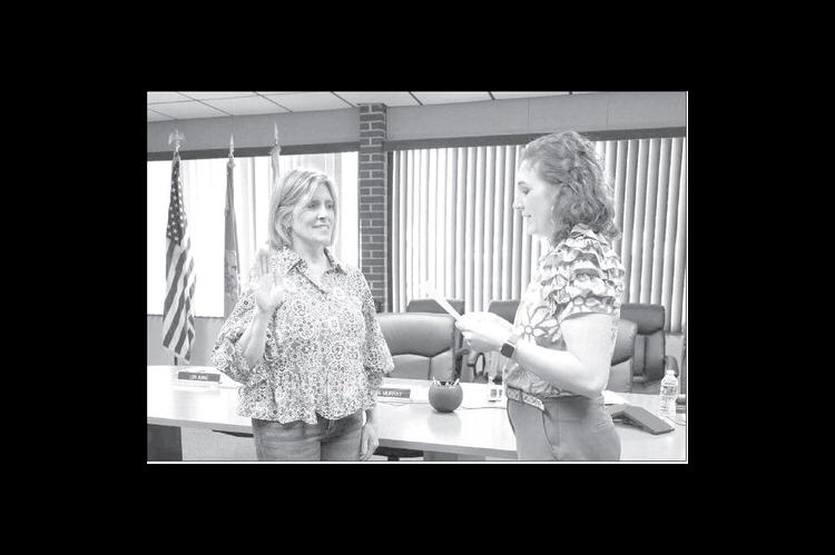 Redlands Community College Board of Regents Chairman Kass Newell (right) administers the oath of office to Lori Burns. Gov. Kevin Stitt reappointed Burns to serve a full, seven-year term on the college’s Board of Regents recently. [Photo provided]