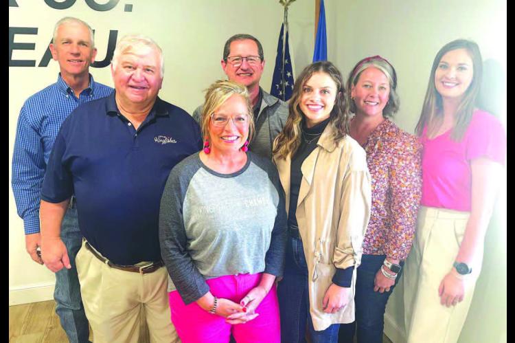 SPECIAL GUESTS at the Kingfi sher Lions Club last Thursday included, from left: front row, Jim Thomas, Shauna Rupp, Tiffany Jones, Laura Callaham and Jaryn Buseman. They’re pictured with Lions Club members on the back row, Mike Frey and Francis Nault. [KT&FP Staff Photo]