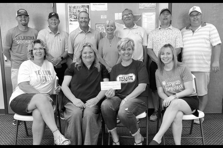 Golfers raise $7,500 for food bank