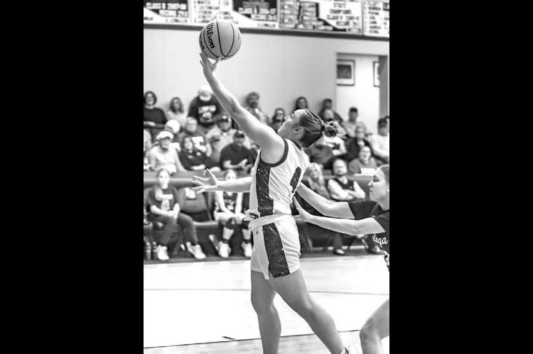 PAIGE WHEELER scored 18 points in Lomega’s regional championship win over Dover. [Photo by Chris Simon/www. simon-sports-photos.smugmug.com]