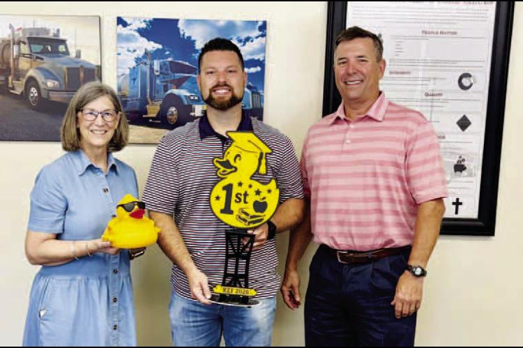 BIG WINNERS (AND PROFITABLE LOSER) – A duck purchased by LuGreg Trucking fi nished fi rst out of 872 entries in last Saturday’s KEF duck race. Pictured at the top left are KEF board members Kathy Kadavy (left) and Jeff Wilcox (right) with LuGreg’s Zac Kannady and his fi rst-place trophy. Cimarron Electric Cooperative (top right photo) purchased the runner- up duck. Representing Cimarron are, from left, Jeff Hyatt, Mark Andrews and Aaron Roark. They are pictured with KEF board members Jennifer Farrar and Hea