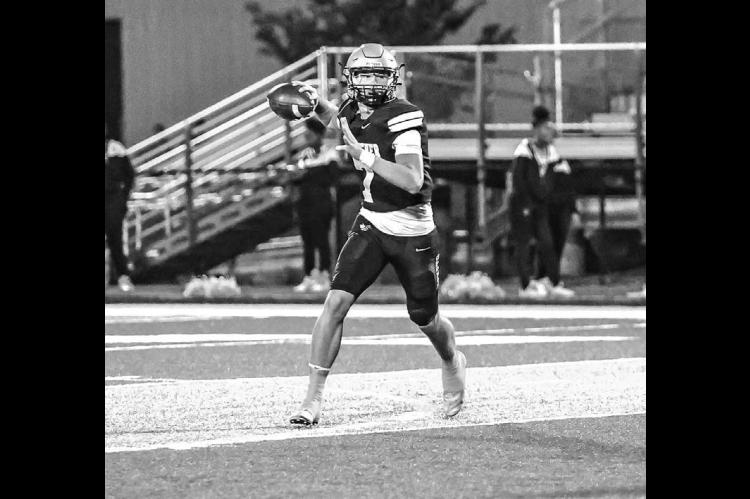 KINGFISHER QB Jhett Birdwell threw for a pair of touchdowns in the Jackets’ 15-13 loss to Plainview last week. For the regular season, Birdwell threw for more than 2,000 and 25 touchdowns in his junior year. [Photo by Chris Simon/www.simon-sports-photos.smugmug.com]